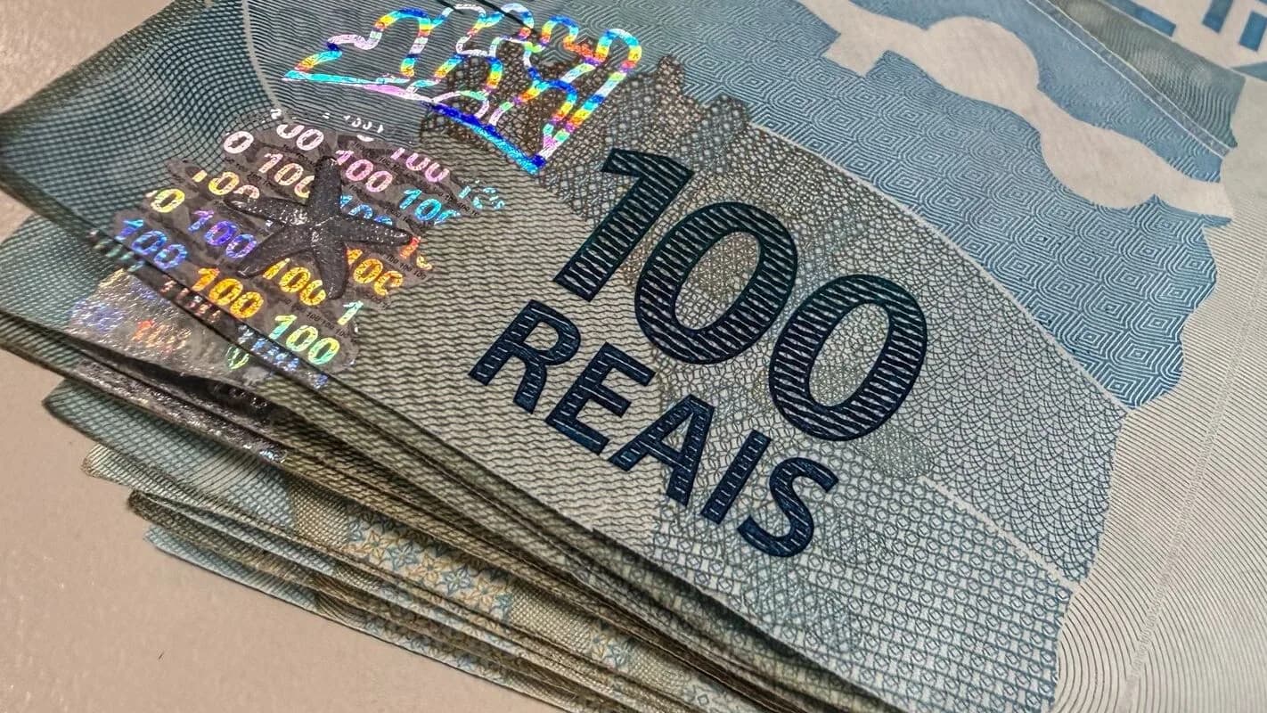 Notas de real empilhadas, ilustrando os títulos do Tesouro Direto no Brasil