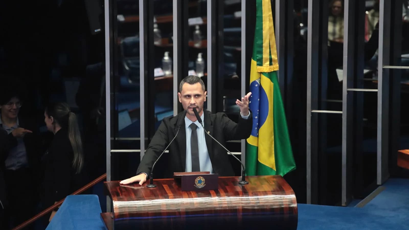 Senador Cleitinho discursa na tribuna do Senado, ao lado da bandeira do Brasil (foto de arquivo)