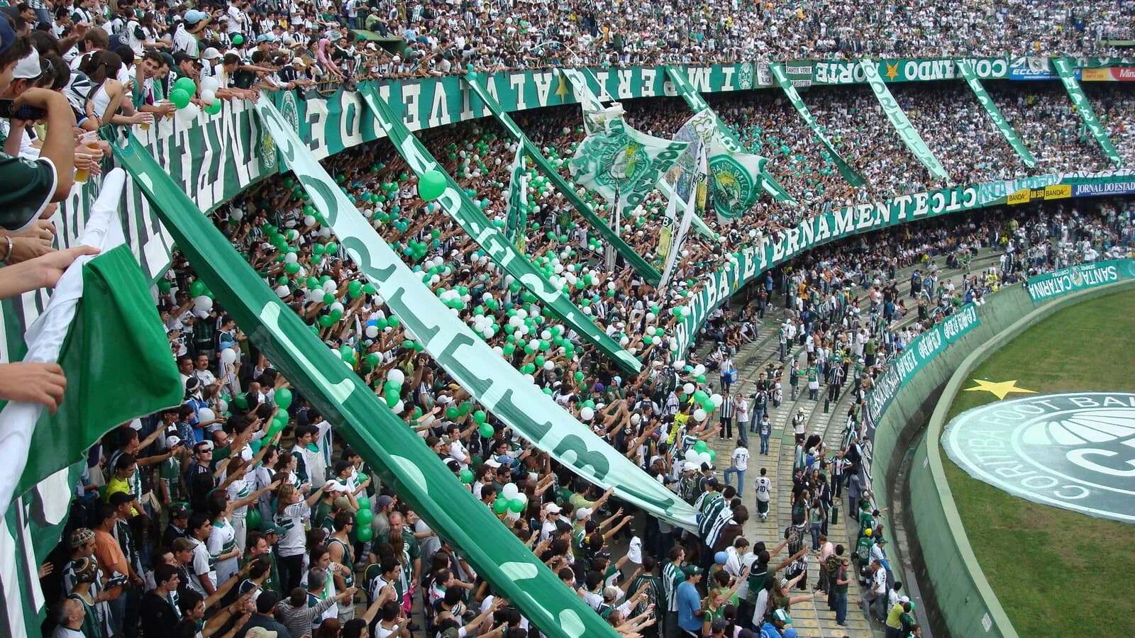 Torcida do Coritiba com bandeiras verde e branca no Couto Pereira