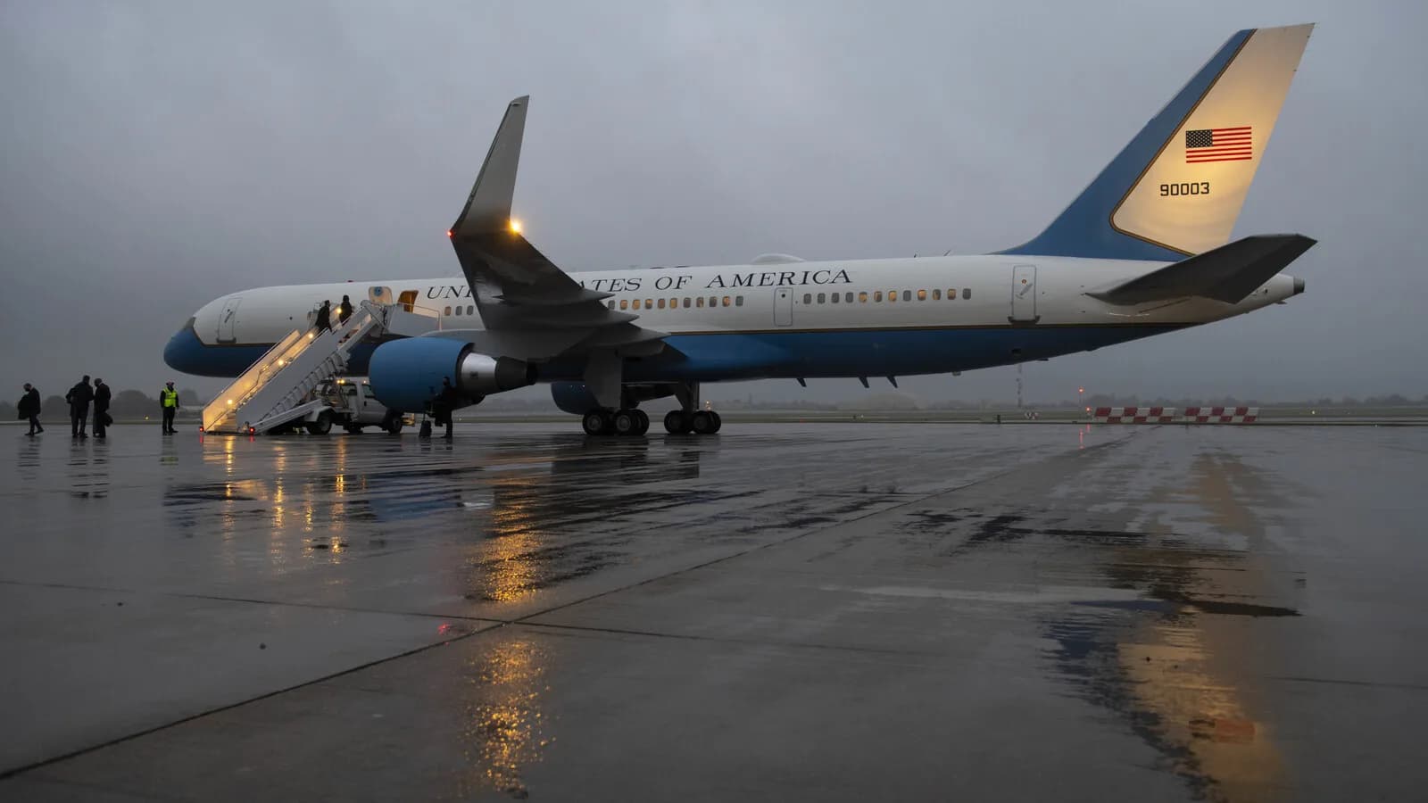 Aeronave da Força Aérea dos Estados Unidos estacionada na pista da base aérea RAF Fairford, no Reino Unido