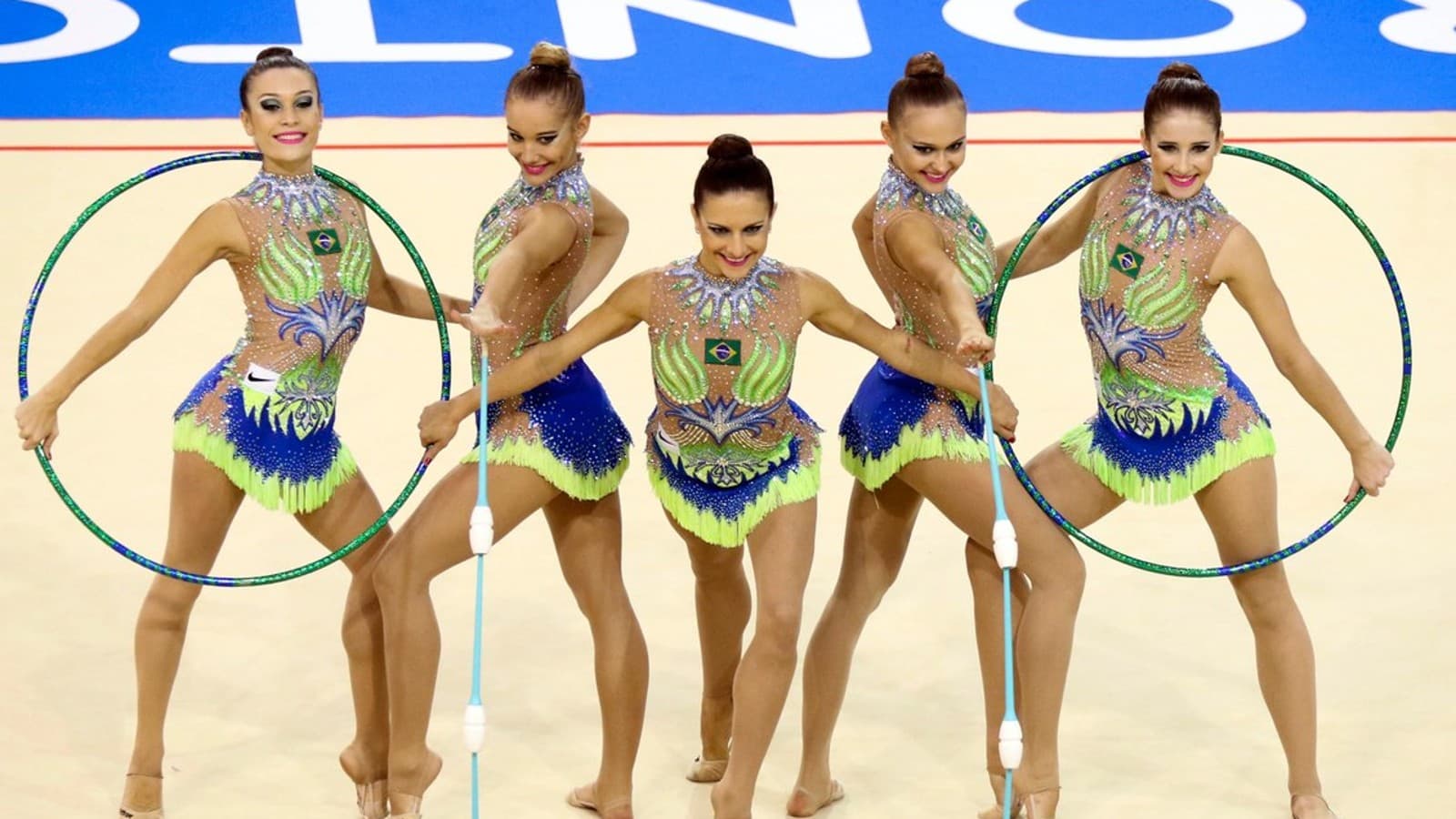 Conjunto brasileiro de ginástica rítmica se apresenta com arcos durante competição (foto de arquivo, Jogos Pan-Americanos de 2015)