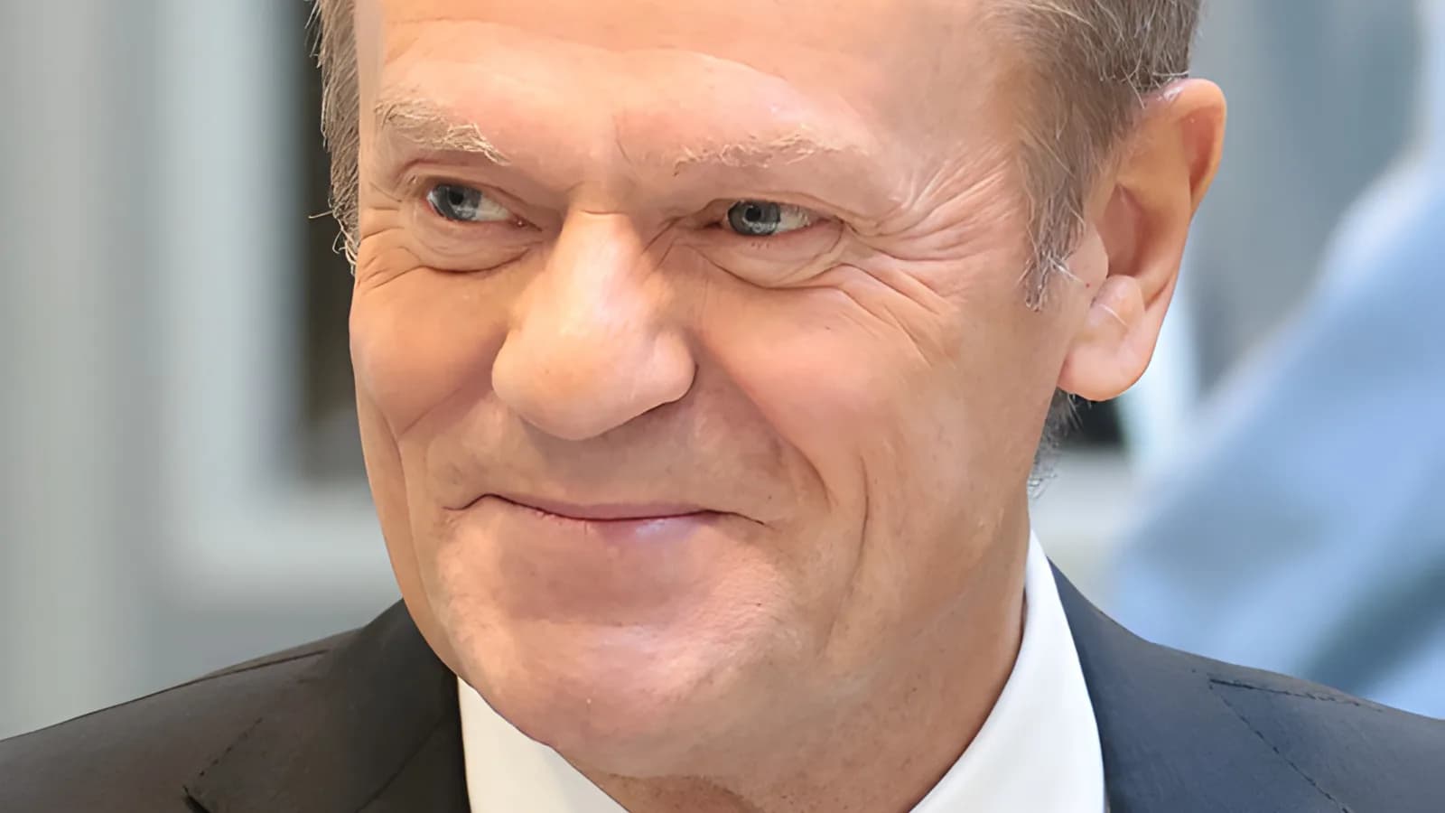 Donald Tusk, primeiro-ministro da Polônia, sorri durante evento oficial