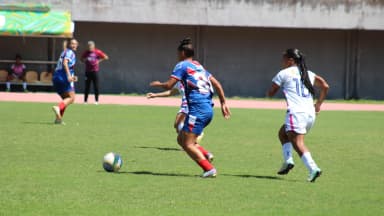 Jogadoras disputam bola durante partida de futebol feminino em imagem de arquivo na Bahia