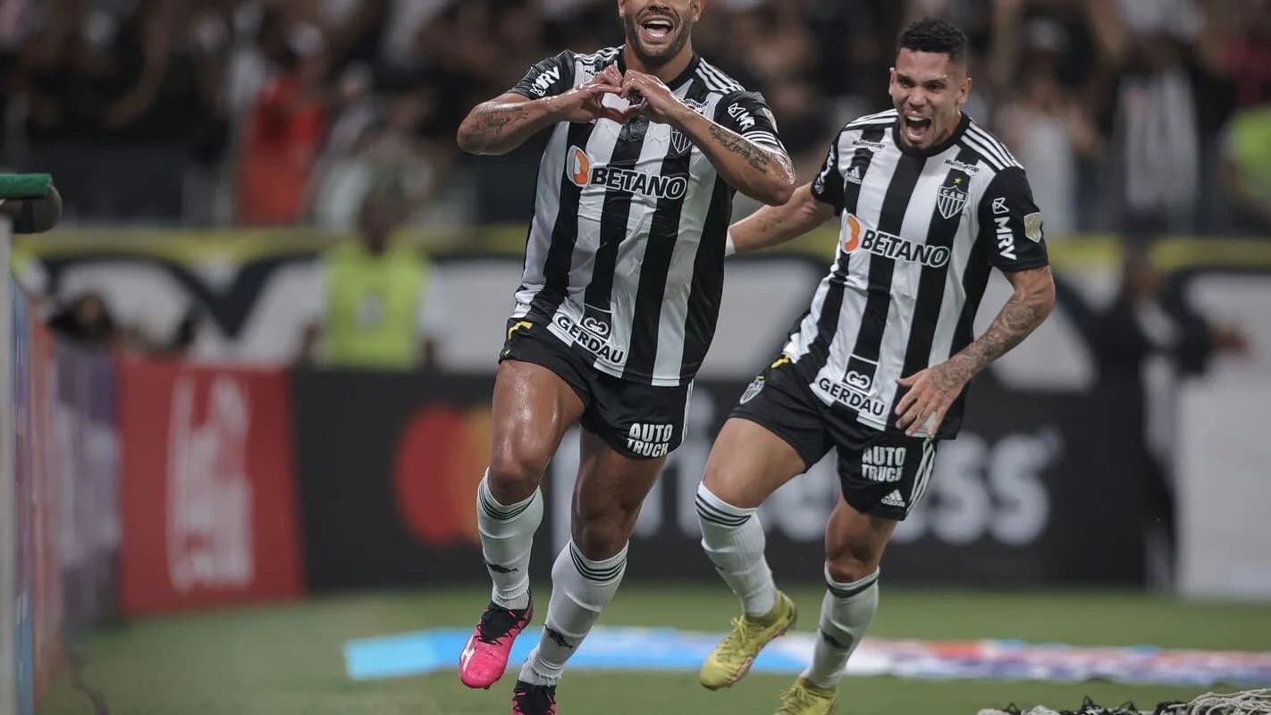 Jogadores do Atlético-MG comemoram gol em jogo de competição continental