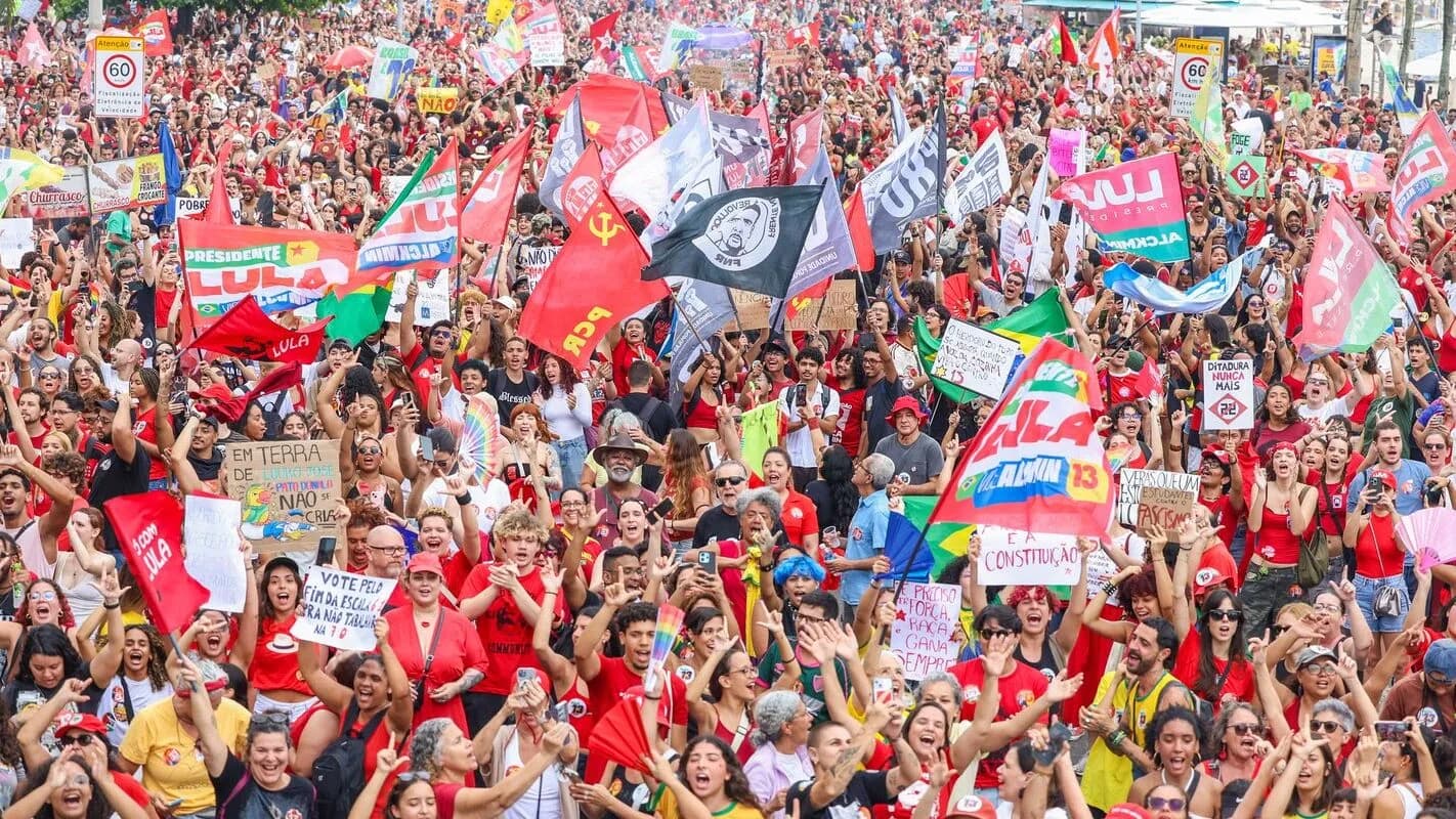 Multidão em ato de apoio a Lula na orla de Copacabana, no Rio de Janeiro