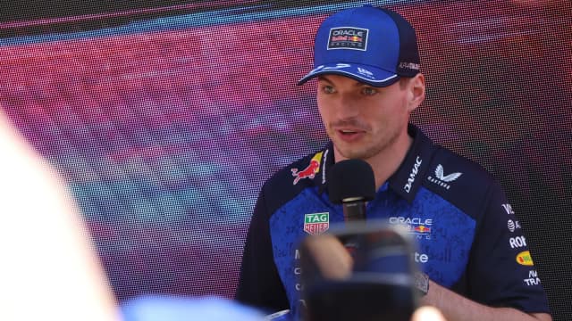 Max Verstappen concede entrevista durante evento da Red Bull (foto de arquivo, março de 2026)