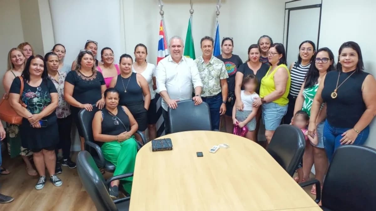 Weber Manga aparece ao centro em reunião na Prefeitura de Votorantim