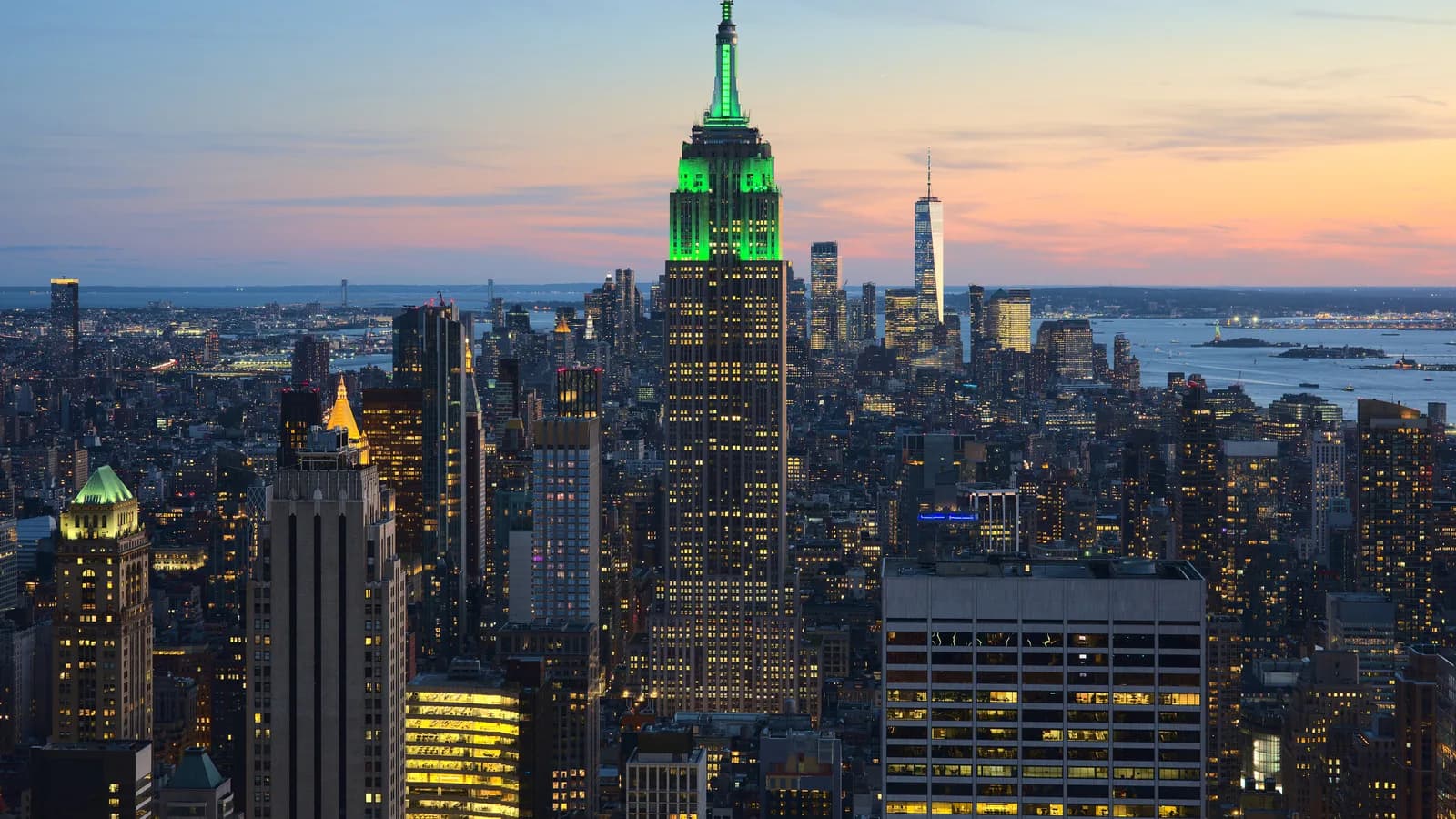 Vista do horizonte de Nova York ao entardecer, com o Empire State Building iluminado