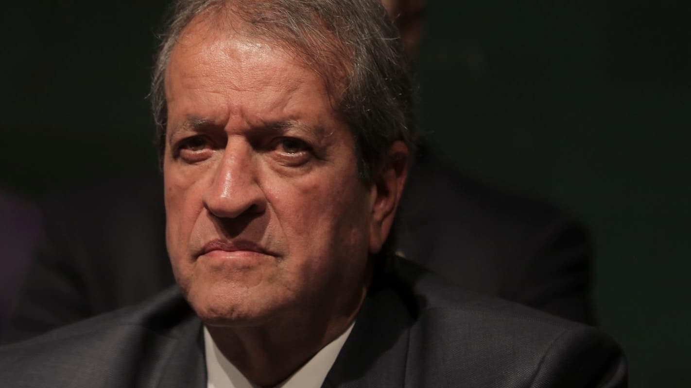 Valdemar Costa Neto, presidente do PL, em entrevista coletiva à imprensa, de terno escuro
