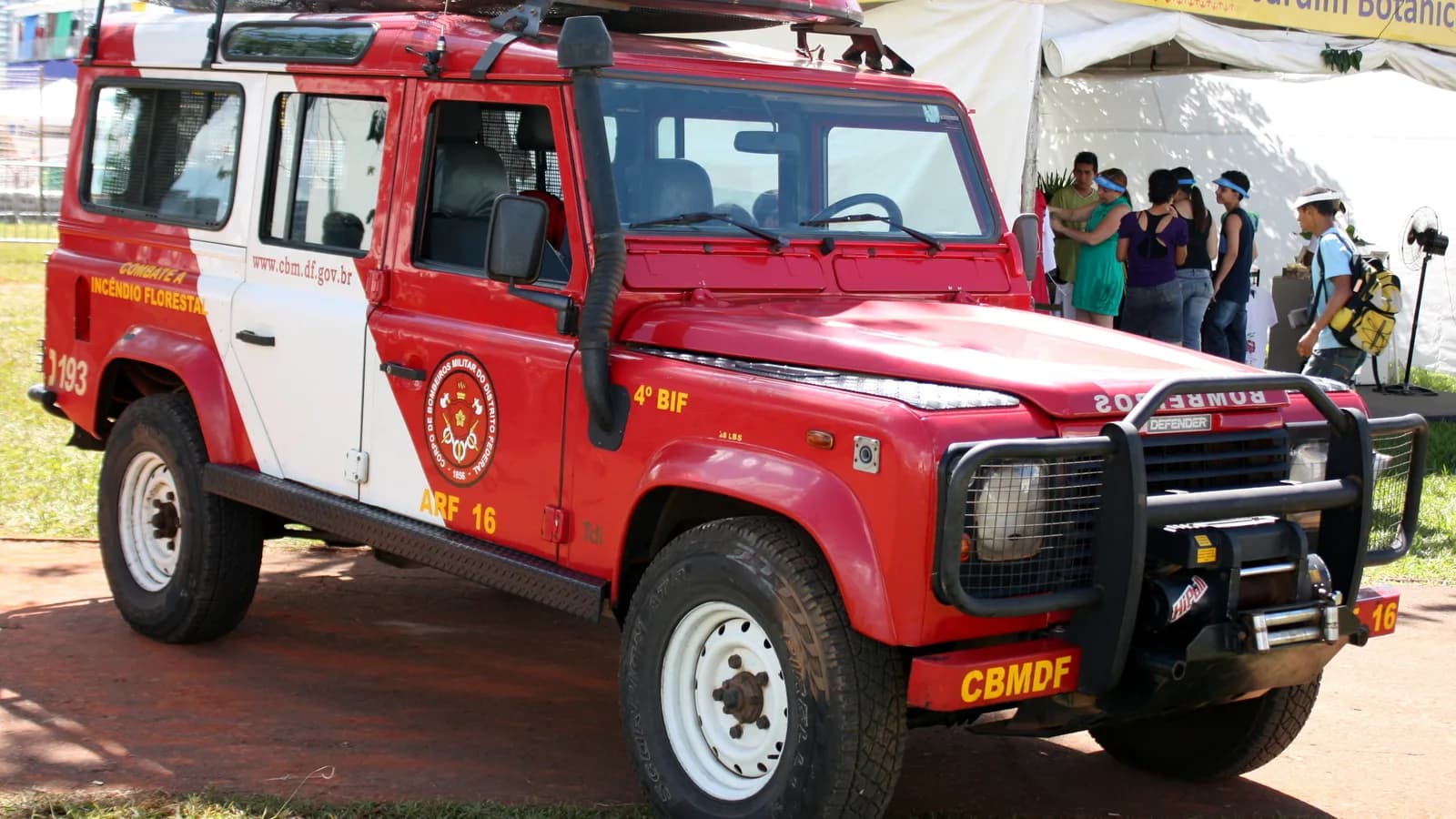 Brigadista combate incêndio florestal com equipamento costal de água