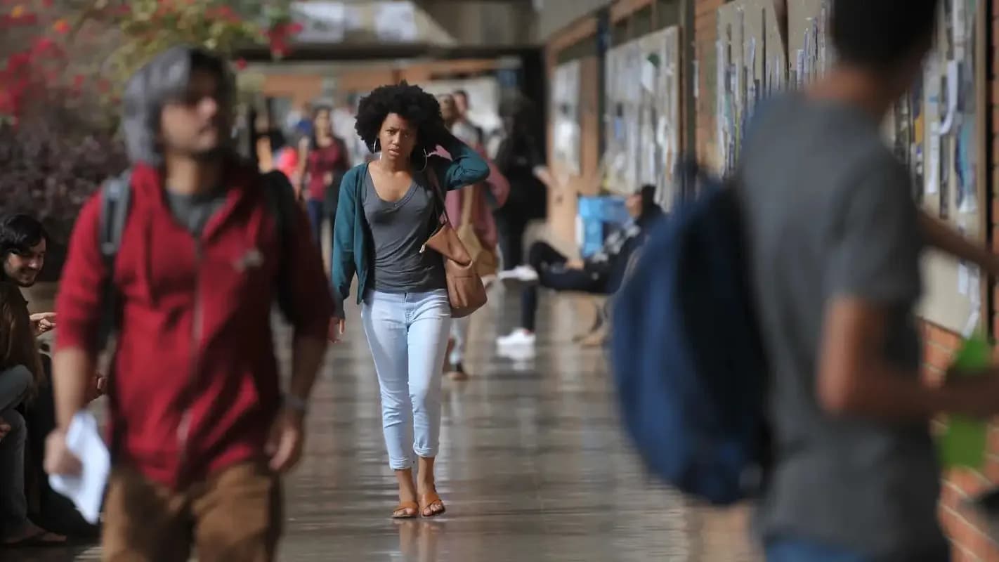 Estudantes caminham em corredor do campus da Universidade de Brasília (UnB)
