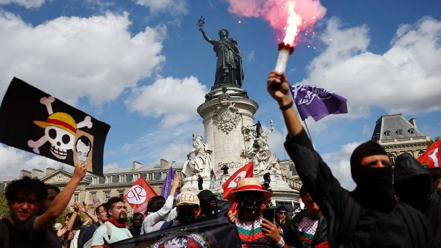 Manifestantes com bandeiras e sinalizadores em protesto na Praça da República, em Paris