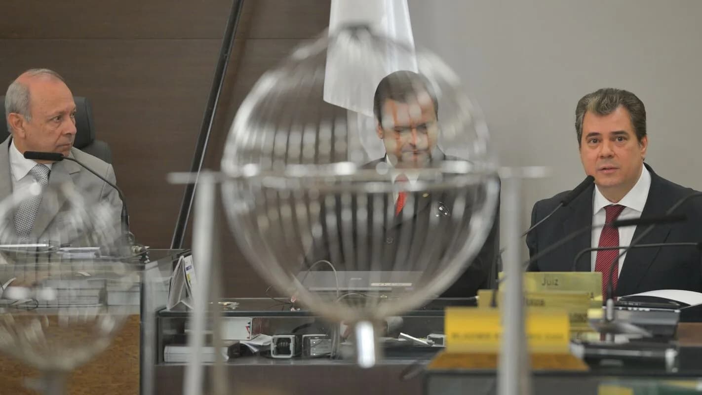 Integrantes do TRE-MG reunidos em sessão de trabalho, em foto de arquivo do tribunal