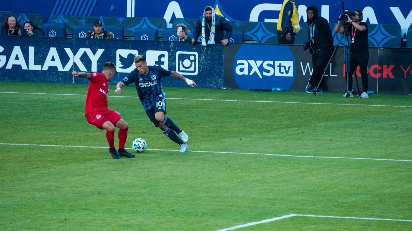 Cristian Pavón conduz a bola em partida pelo LA Galaxy, antes de se transferir ao Grêmio (foto de arquivo)