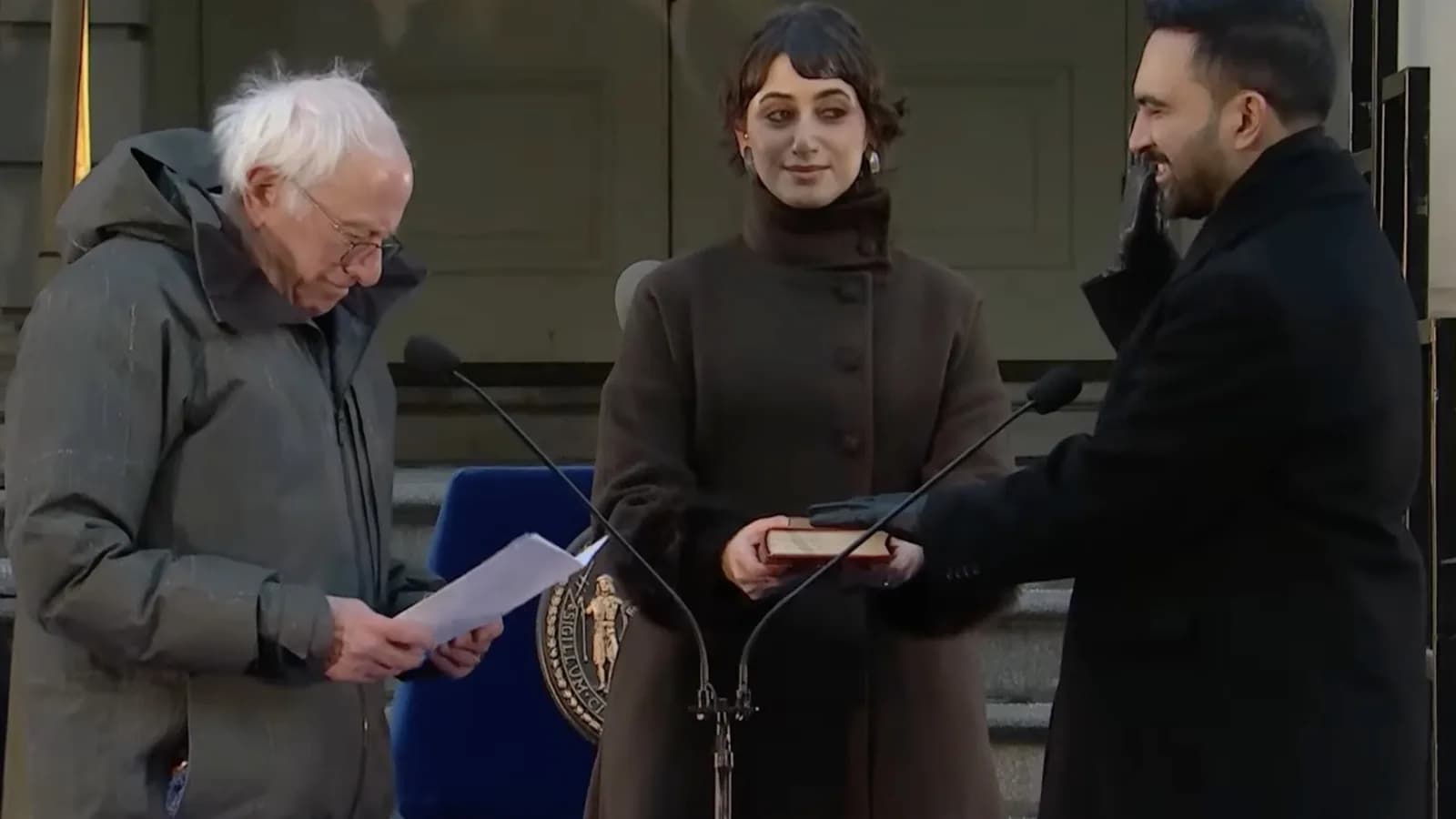 Zohran Mamdani toma posse como prefeito de Nova York em cerimônia ao lado de Bernie Sanders