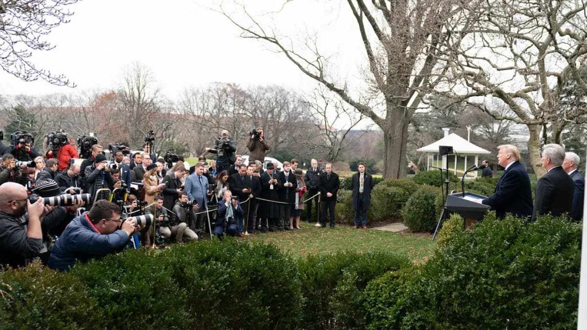 Donald Trump fala a jornalistas do lado de fora da Casa Branca