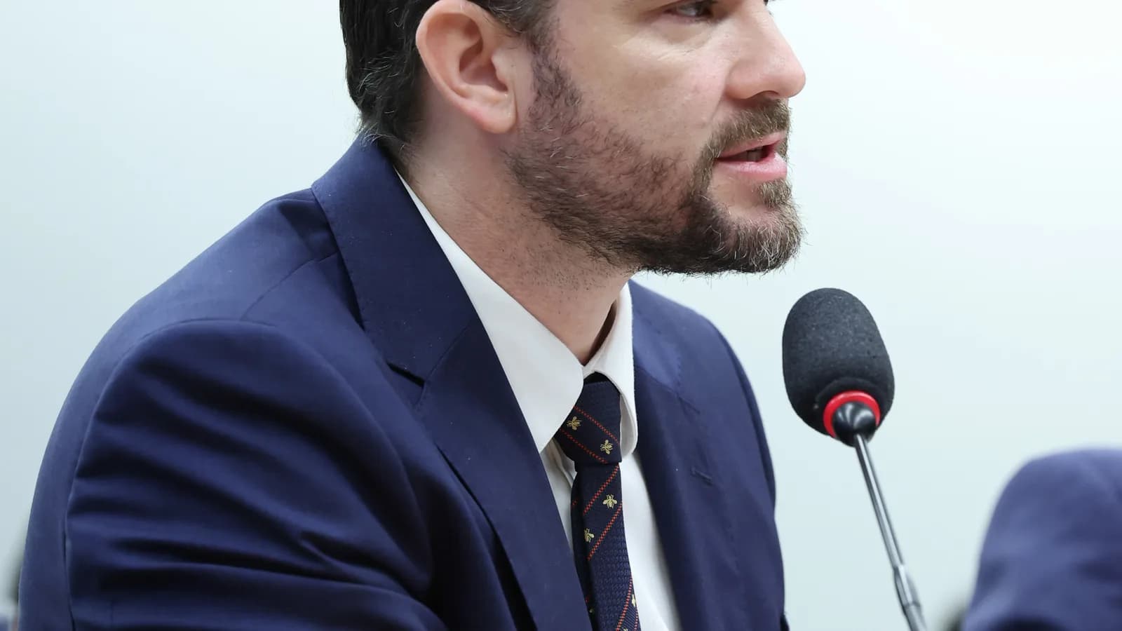 O ministro da Fazenda, Dario Durigan, fala ao microfone durante audiência na Câmara dos Deputados