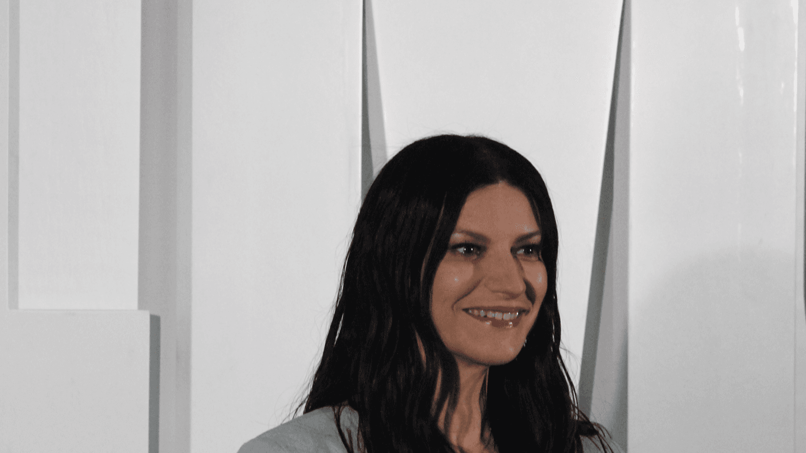 Laura Pausini sorri durante coletiva de imprensa no Festival de Sanremo 2026