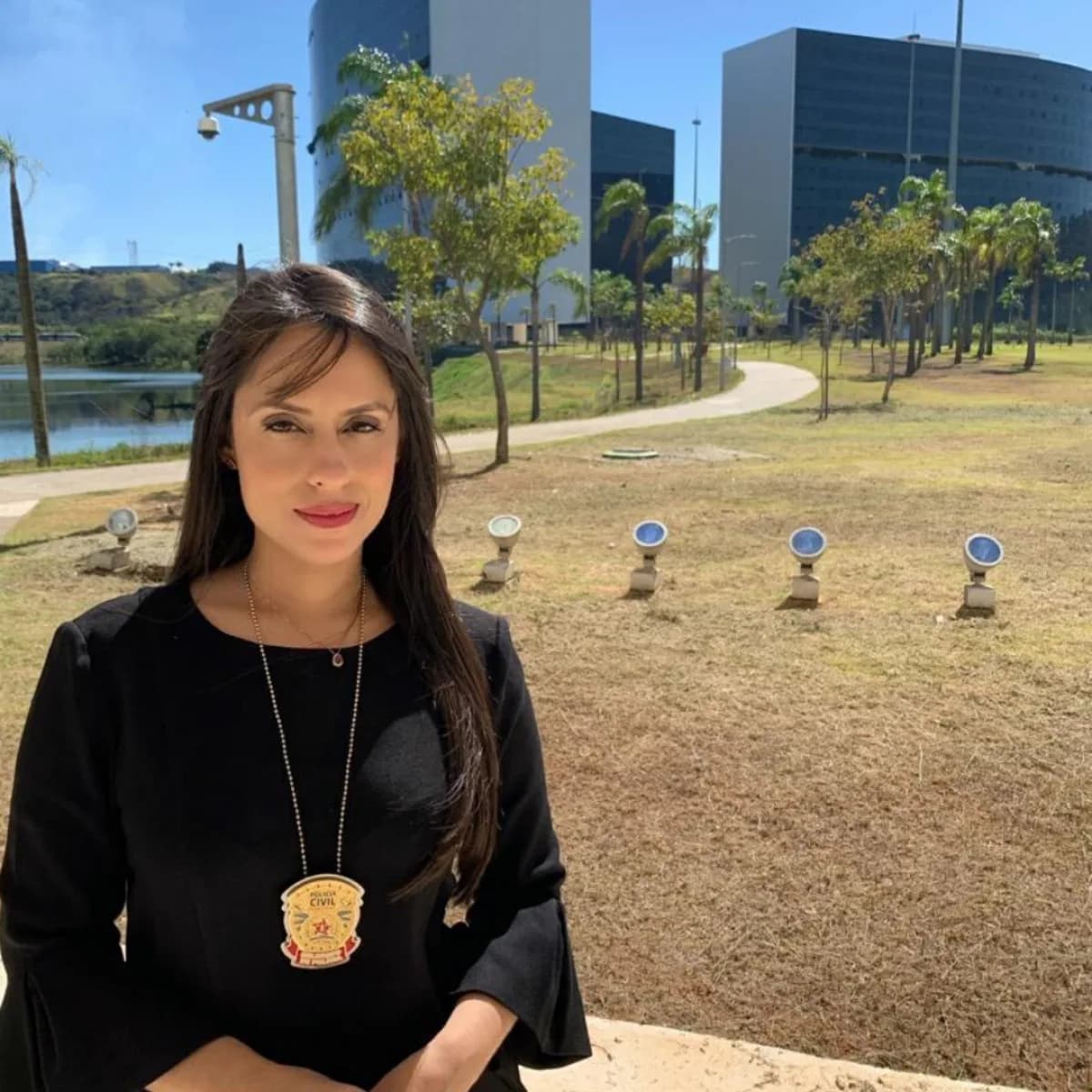 Delegada esposa de empresário réu por morte de gari volta a trabalhar após 420 dias