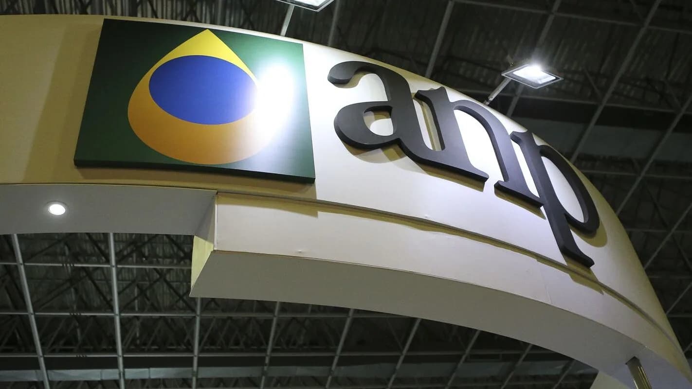 Painel com o símbolo da ANP, a agência reguladora do petróleo e combustíveis no Brasil