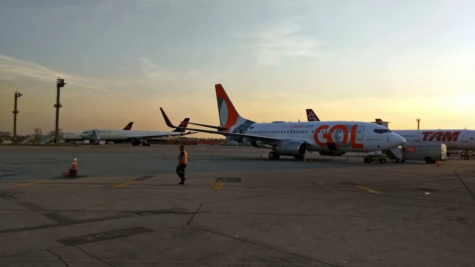 Avião Boeing 737-800 da Gol Linhas Aéreas estacionado em pátio de aeroporto ao entardecer