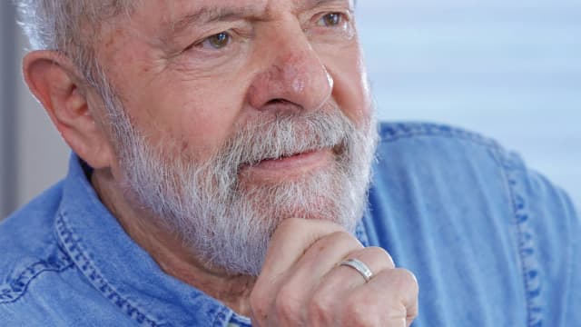Lula em entrevista, com a mão no queixo em gesto pensativo