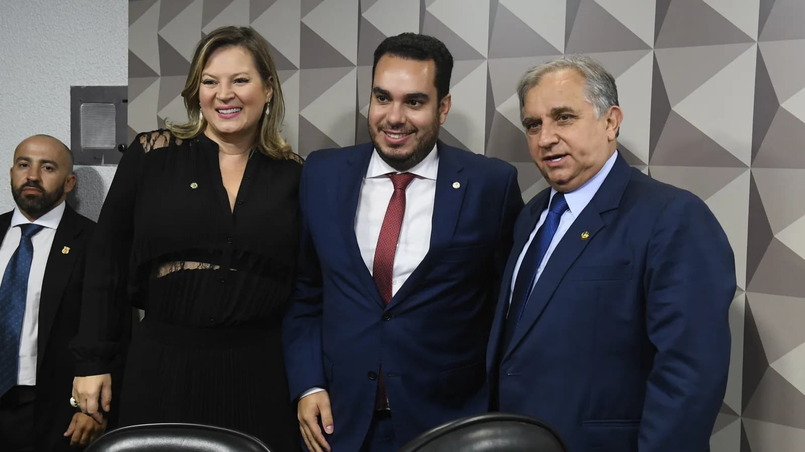 Joice Hasselmann, Paulo Eduardo Martins e Izalci Lucas lado a lado em evento institucional