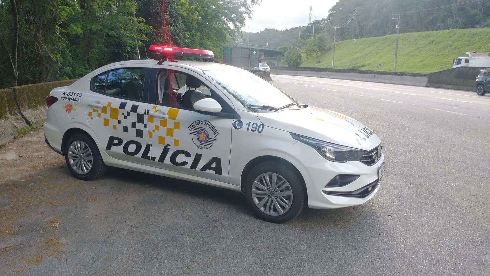 Viatura policial estacionada, imagem de contexto