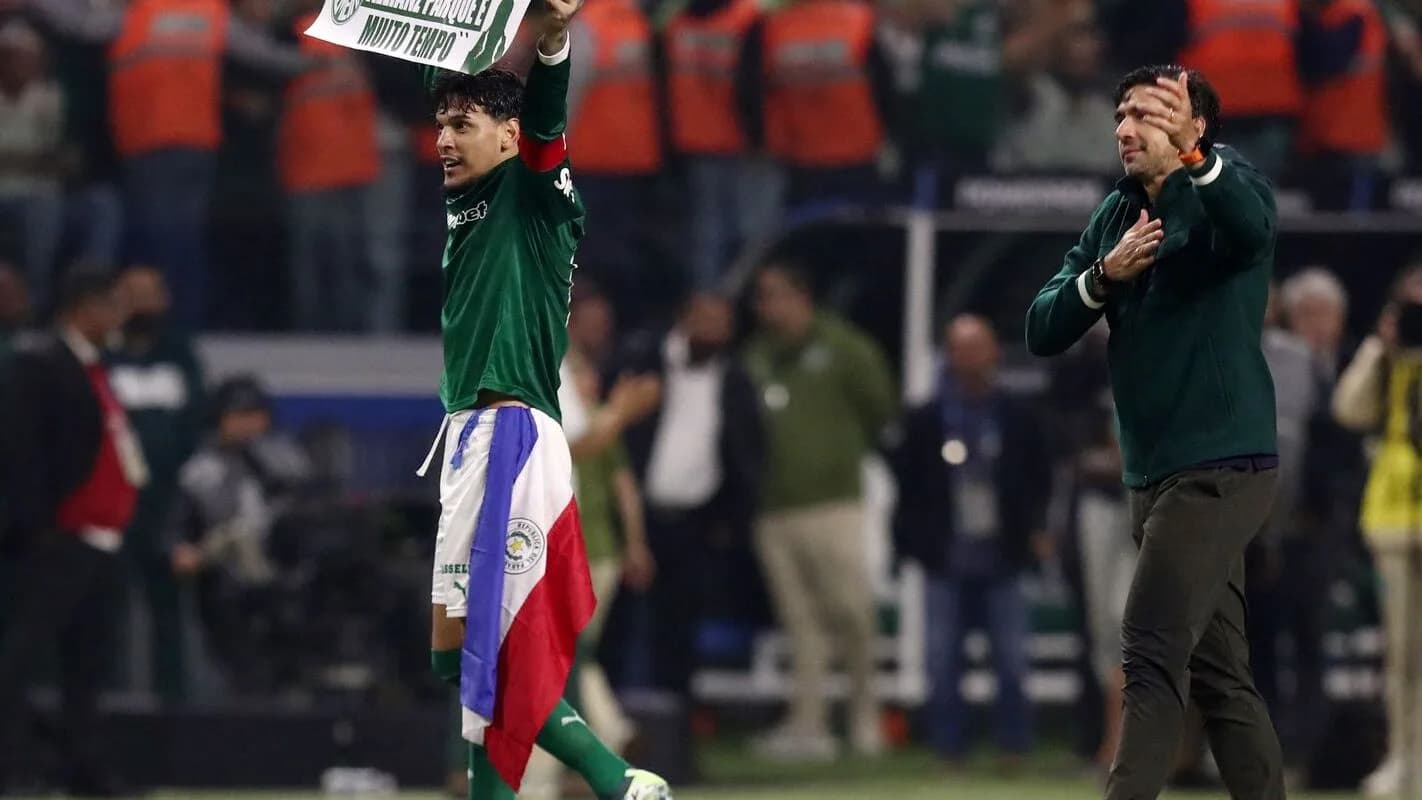 Jogador do Palmeiras comemora classificação na Libertadores com bandeira e cartaz para a torcida