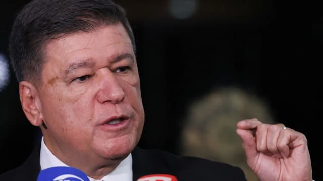 O senador Carlos Viana fala a jornalistas em Brasília