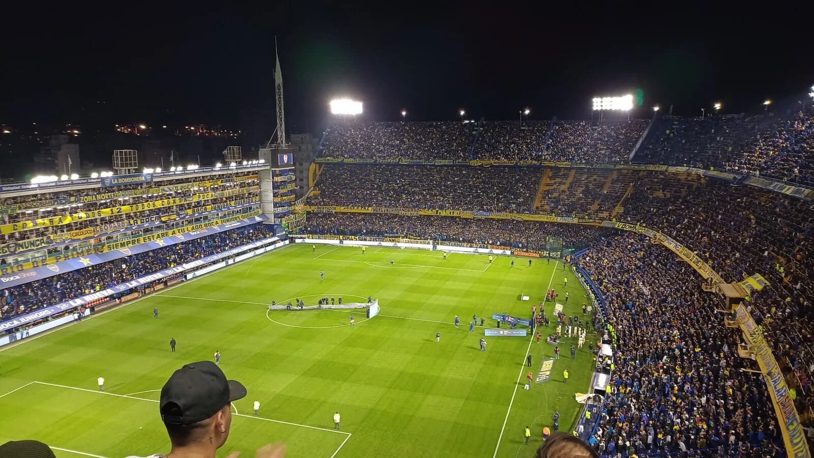Estádio La Bombonera lotado durante partida noturna do Boca Juniors