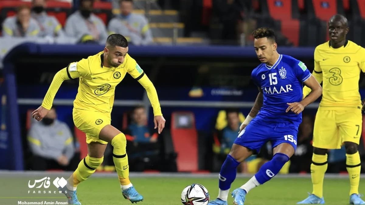 Hakim Ziyech com a camisa do Chelsea disputa a bola em partida contra o Al Hilal