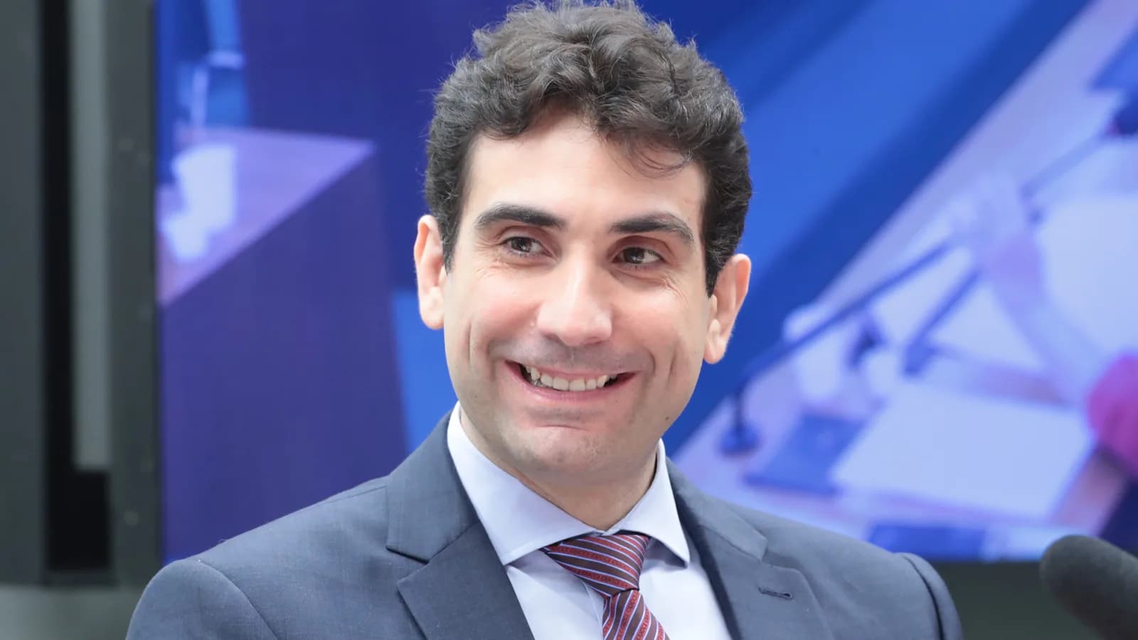 Gabriel Galípolo, presidente do Banco Central, sorri durante entrevista