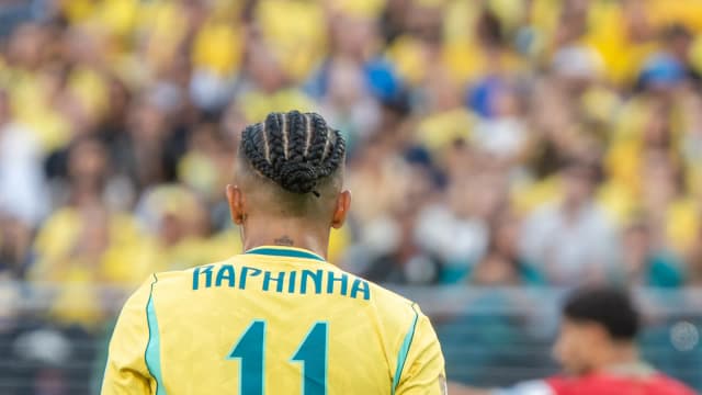 Raphinha de costas em campo com a camisa 11 da Seleção Brasileira, foto de arquivo