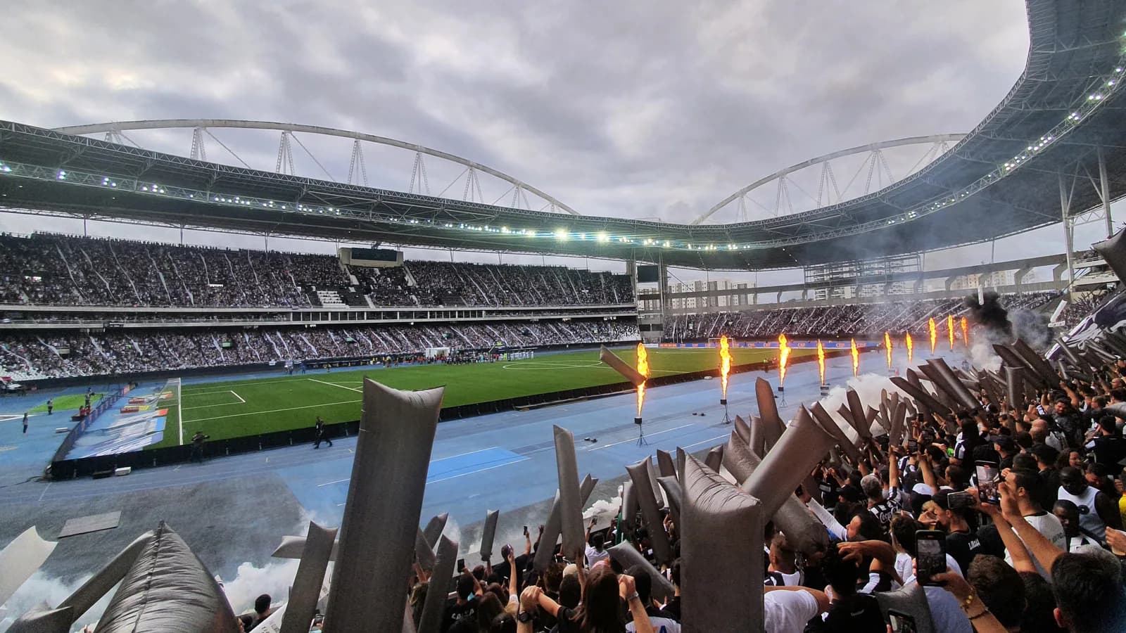 Torcida acompanha jogo do Brasileirão em estádio cheio em foto de arquivo