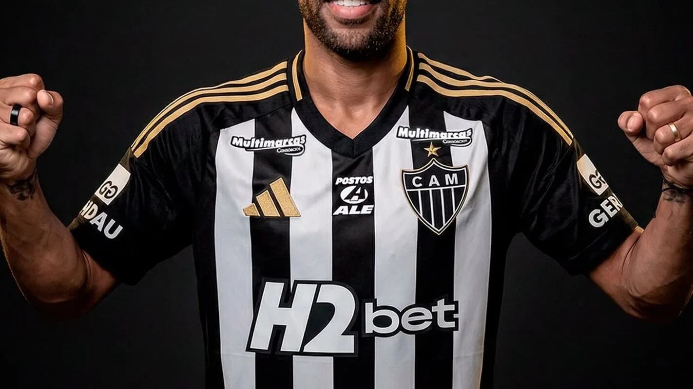 Renan Lodi posa com a camisa do Atlético-MG no dia de sua apresentação pelo clube