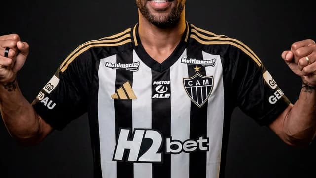 Renan Lodi posa com a camisa do Atlético-MG no dia de sua apresentação pelo clube