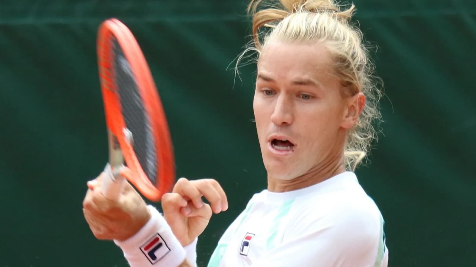 Rafael Matos rebate a bola de forehand durante partida de tênis, em foto de arquivo