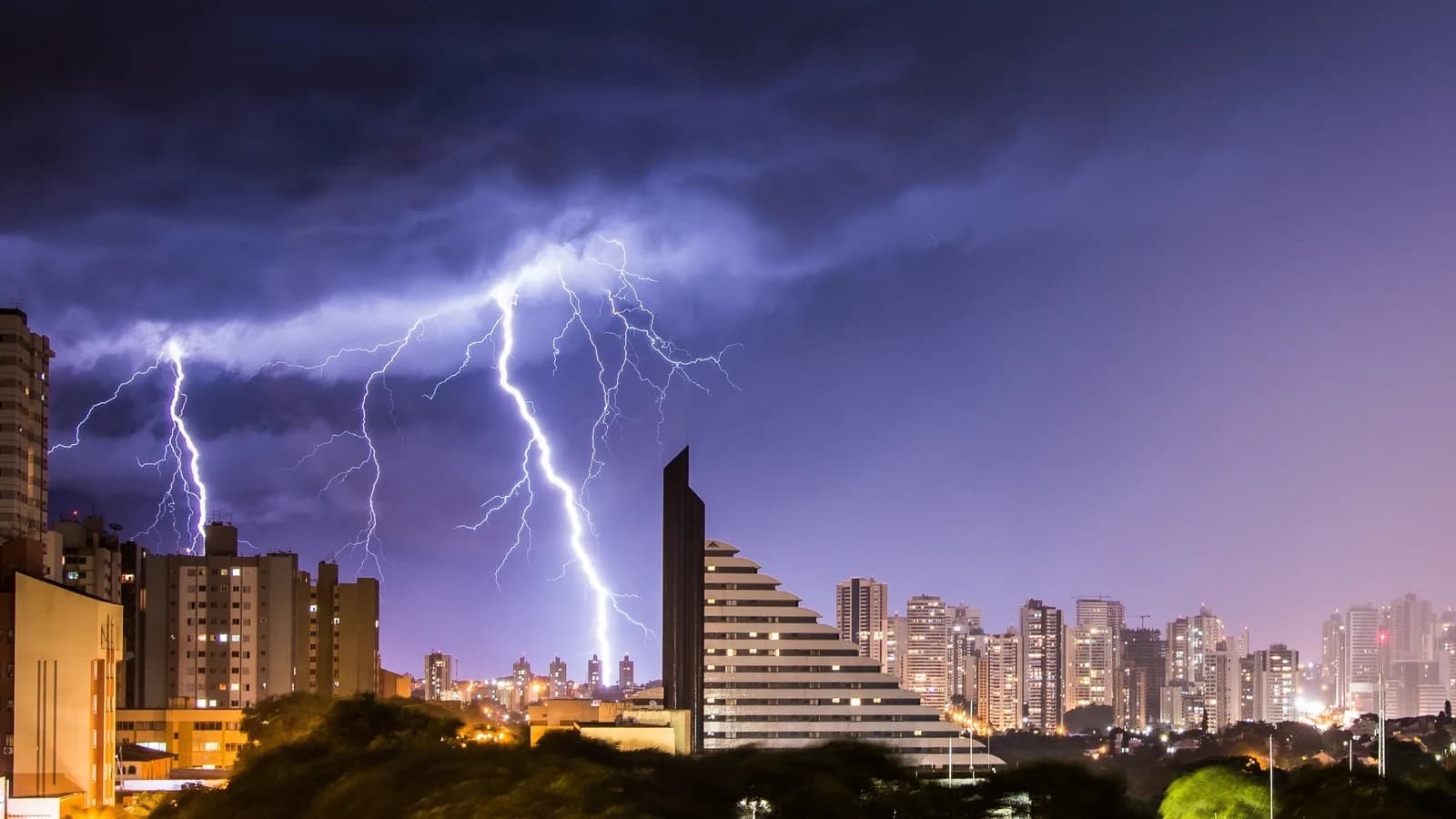 Raios cortam o céu durante tempestade elétrica sobre a cidade de Londrina, no Paraná, com prédios iluminados ao fundo (foto de arquivo, ilustrativa)
