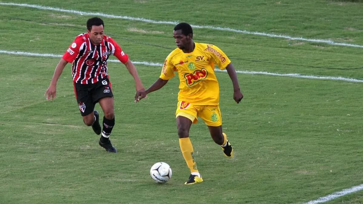 Jogador do Mirassol, de amarelo, disputa bola com adversário em partida de arquivo