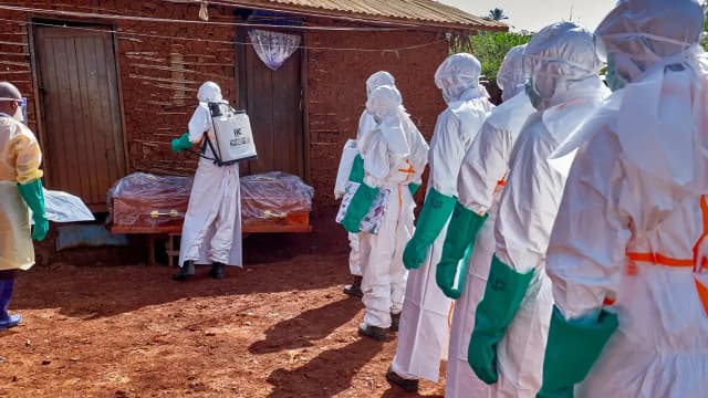 Equipes em traje de proteção individual durante resposta ao surto de ebola na República Democrática do Congo