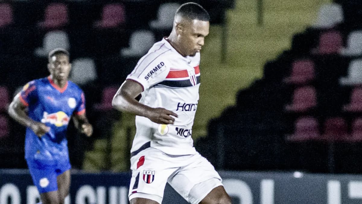 Jogador do RB Bragantino conduz a bola em partida do time principal, foto de arquivo
