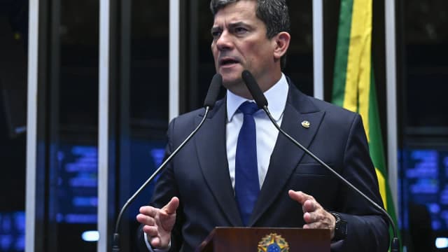 Sergio Moro discursa no plenário do Senado com bandeira do Brasil ao fundo