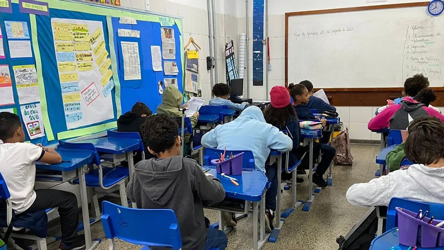 Alunos em sala de aula de escola pública brasileira, foto ilustrativa