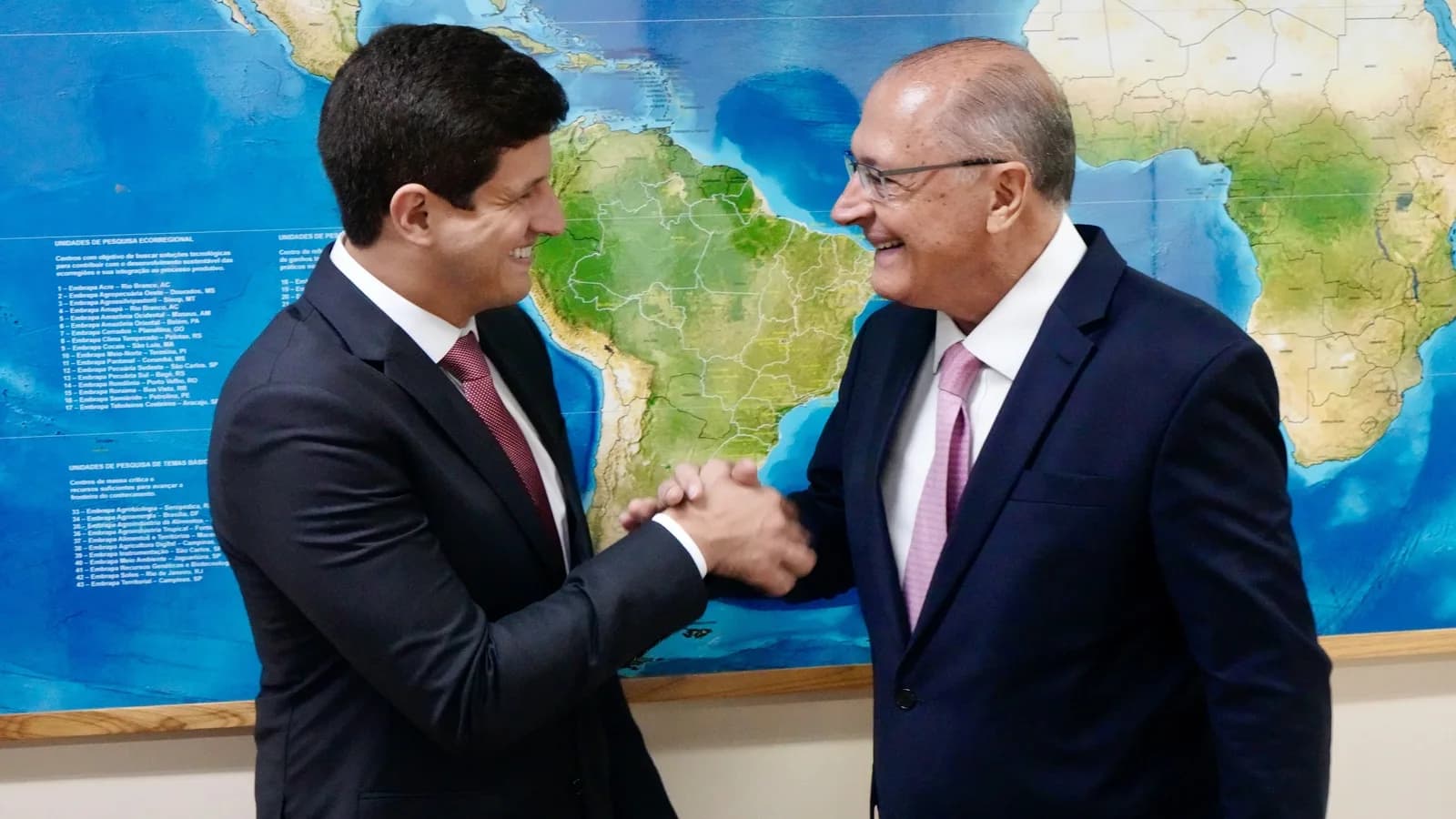 João Campos, candidato ao governo de Pernambuco, cumprimenta o vice-presidente Geraldo Alckmin