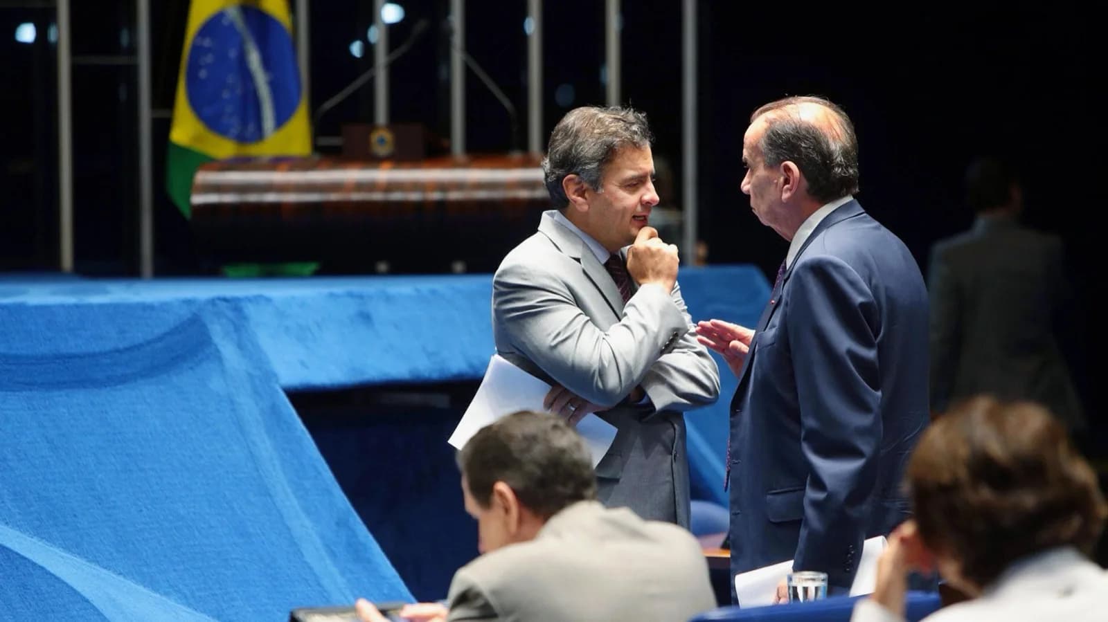 Aécio Neves conversa com o senador Aloysio Nunes no plenário do Senado em 2014