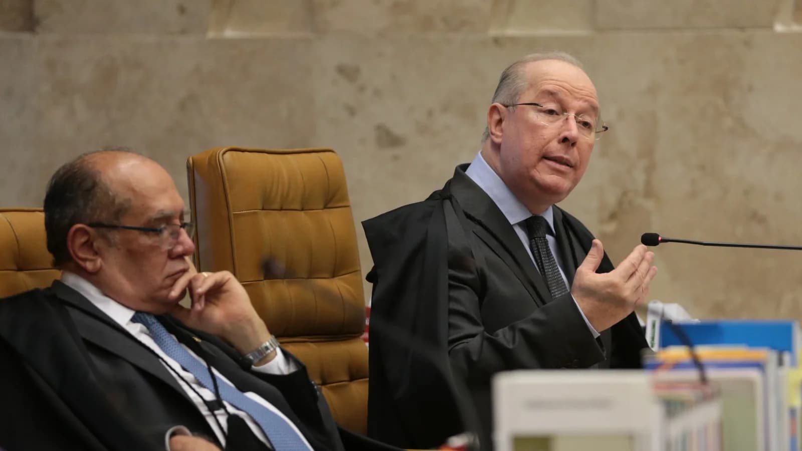 Ministro Gilmar Mendes fala em sessão do STF, ao lado do colega Celso de Mello (foto de arquivo)