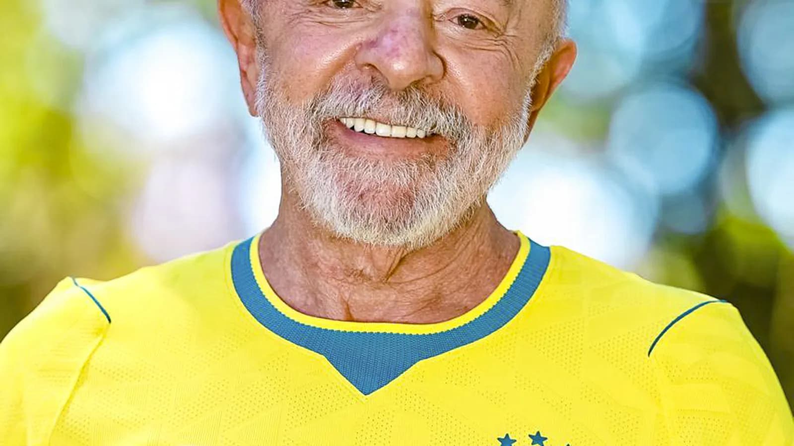 O presidente Lula sorri usando a camisa da Seleção Brasileira em foto de junho de 2026