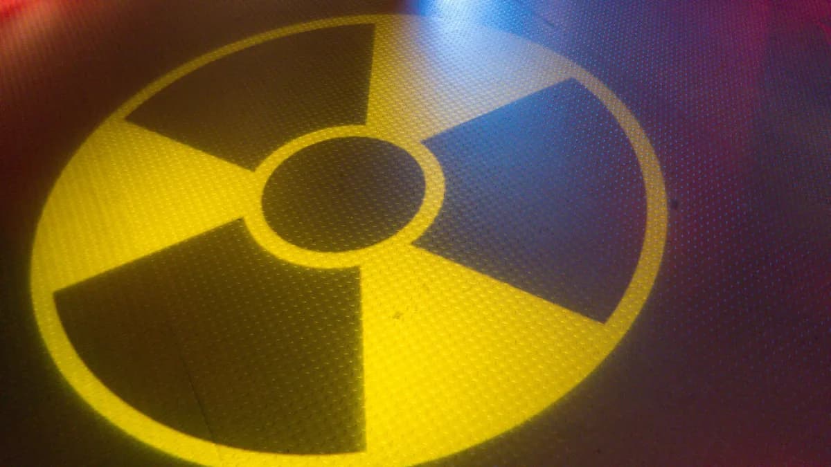 Símbolo internacional de radiação, o mesmo tipo de marcação que identifica o veículo roubado