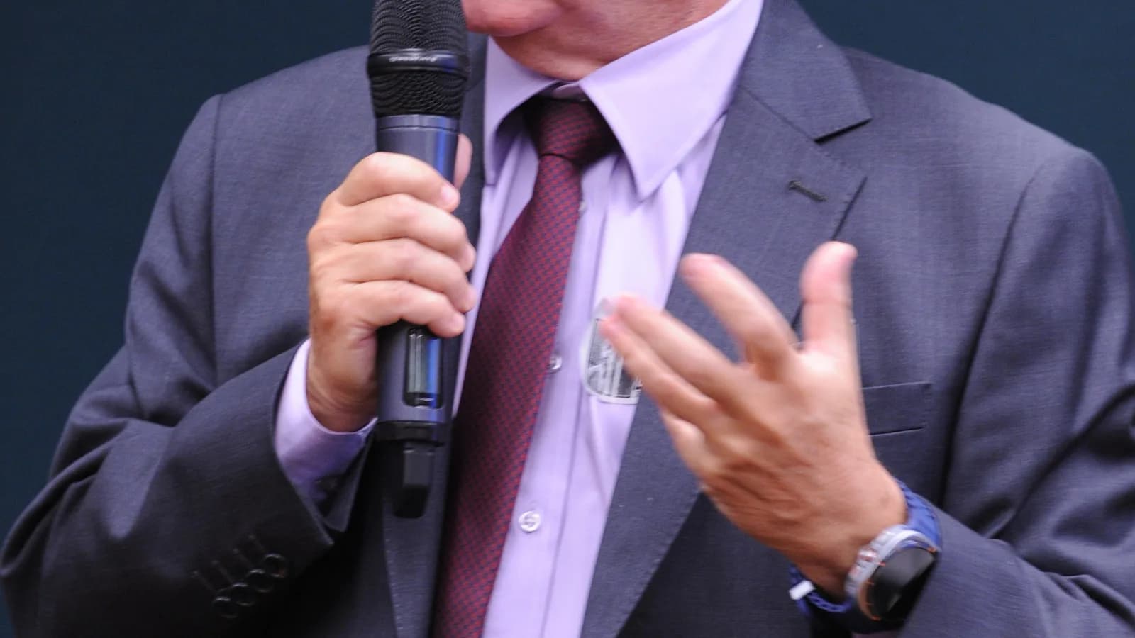 Especialista fala ao microfone durante audiência pública sobre a cadeia produtiva da soja